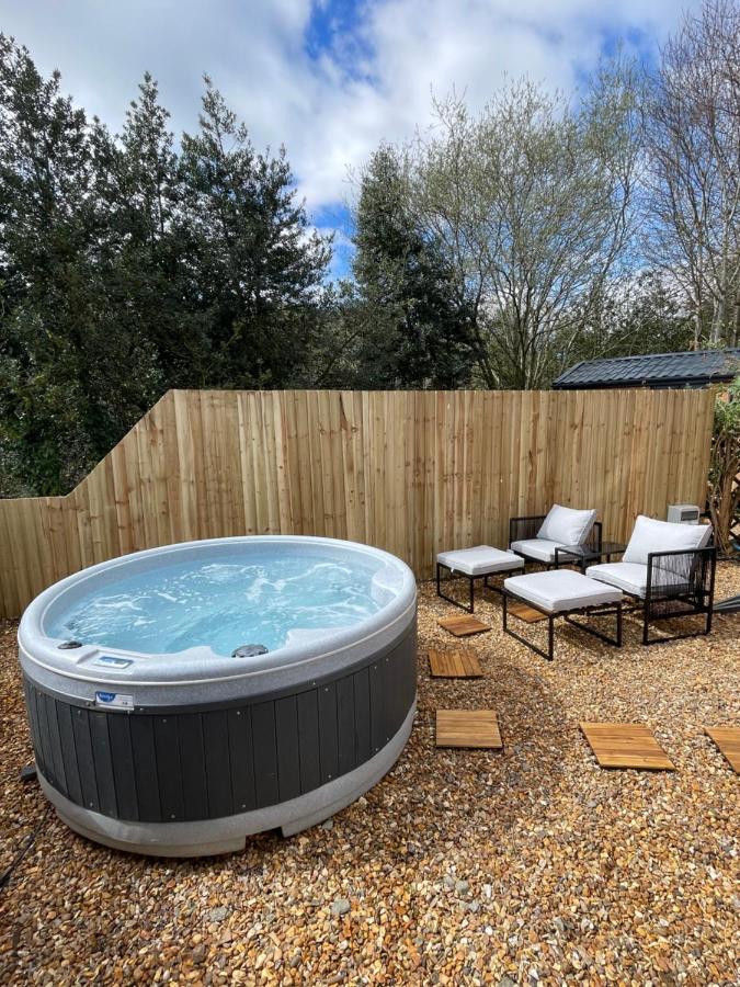 Dee Lodge With Private Hot Tub Ланголен Екстериор снимка