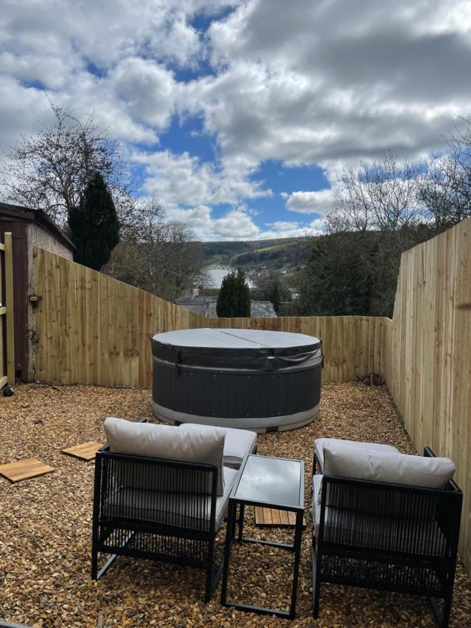 Dee Lodge With Private Hot Tub Ланголен Екстериор снимка